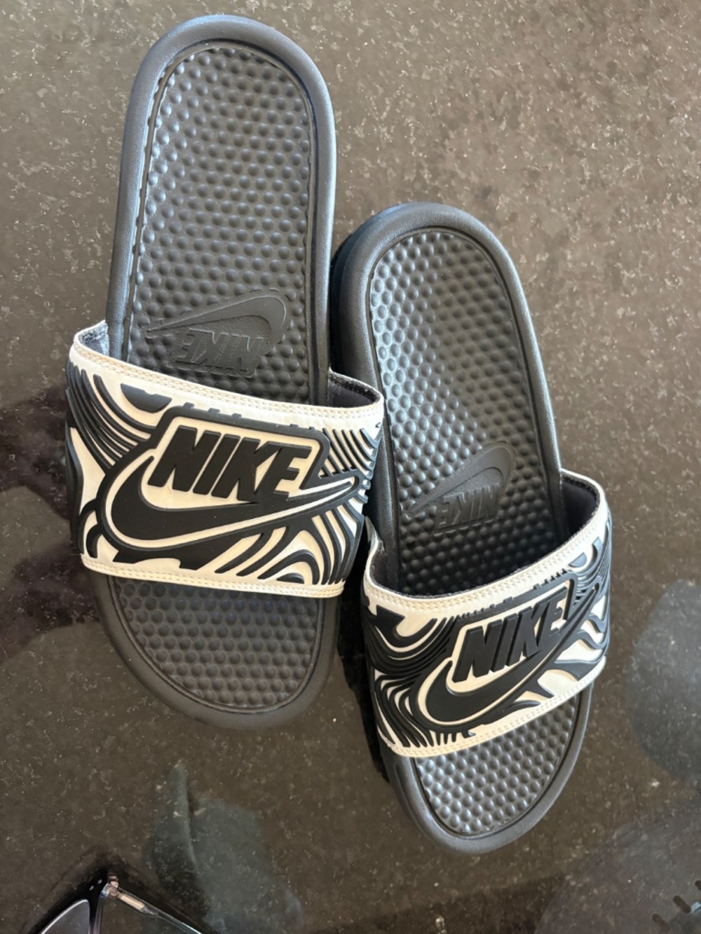 Nike Benassi JDI SE White Black Abstract Slides AJ6745-100 Men's Size 10 EU 44 - Picture 7 of 12